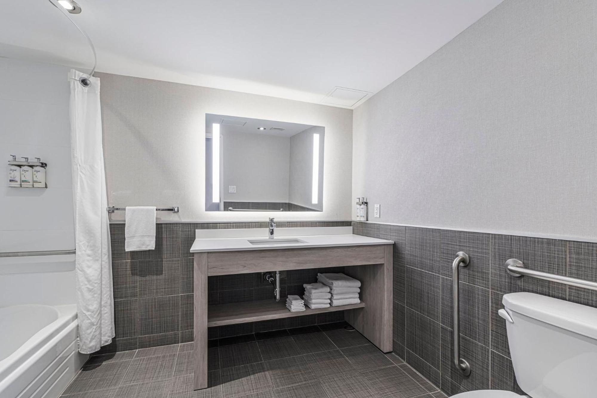 Holiday Inn Express Hotel & Suites Saint - Hyacinthe By Ihg Esterno foto