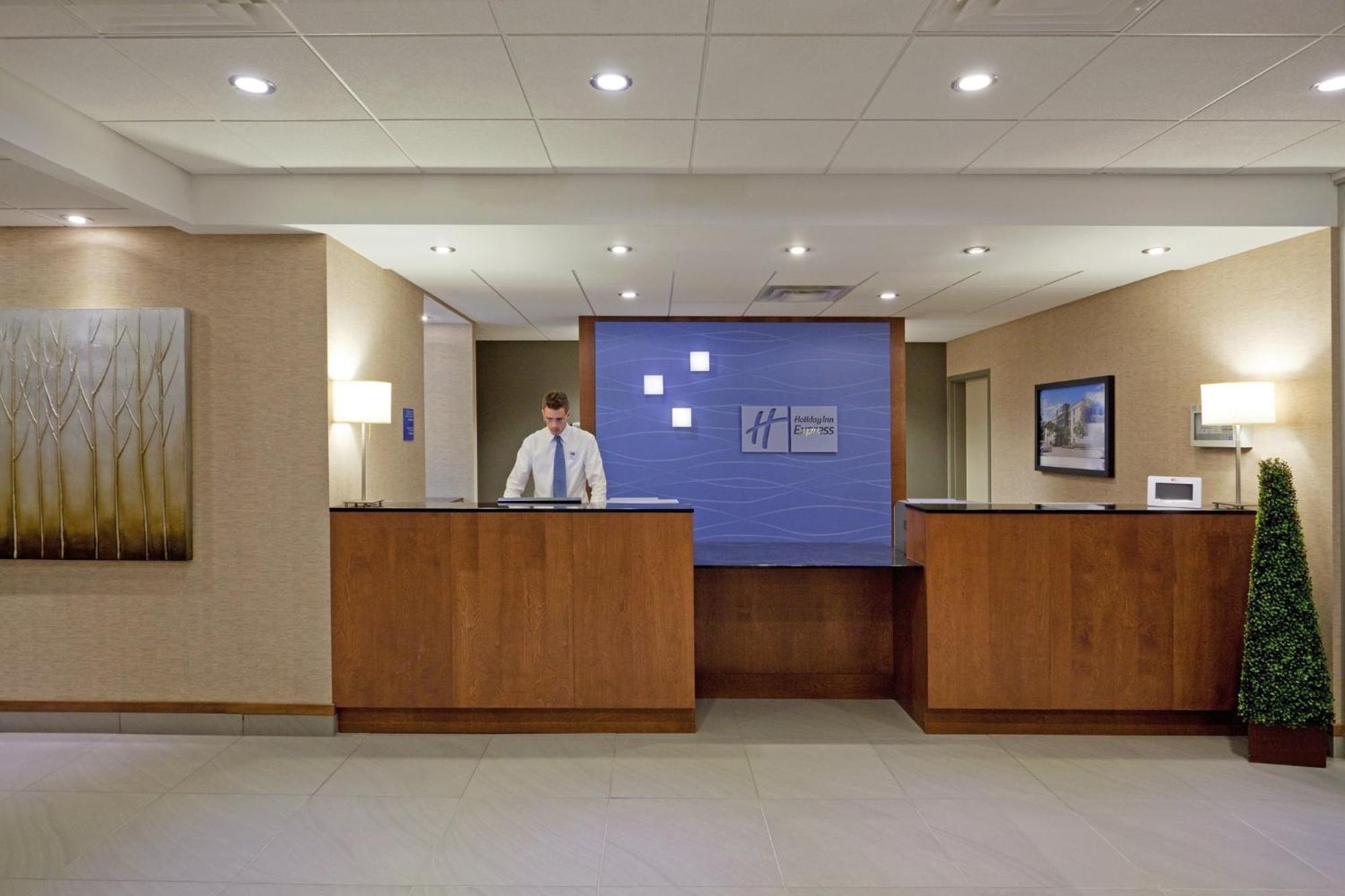 Holiday Inn Express Hotel & Suites Saint - Hyacinthe By Ihg Esterno foto